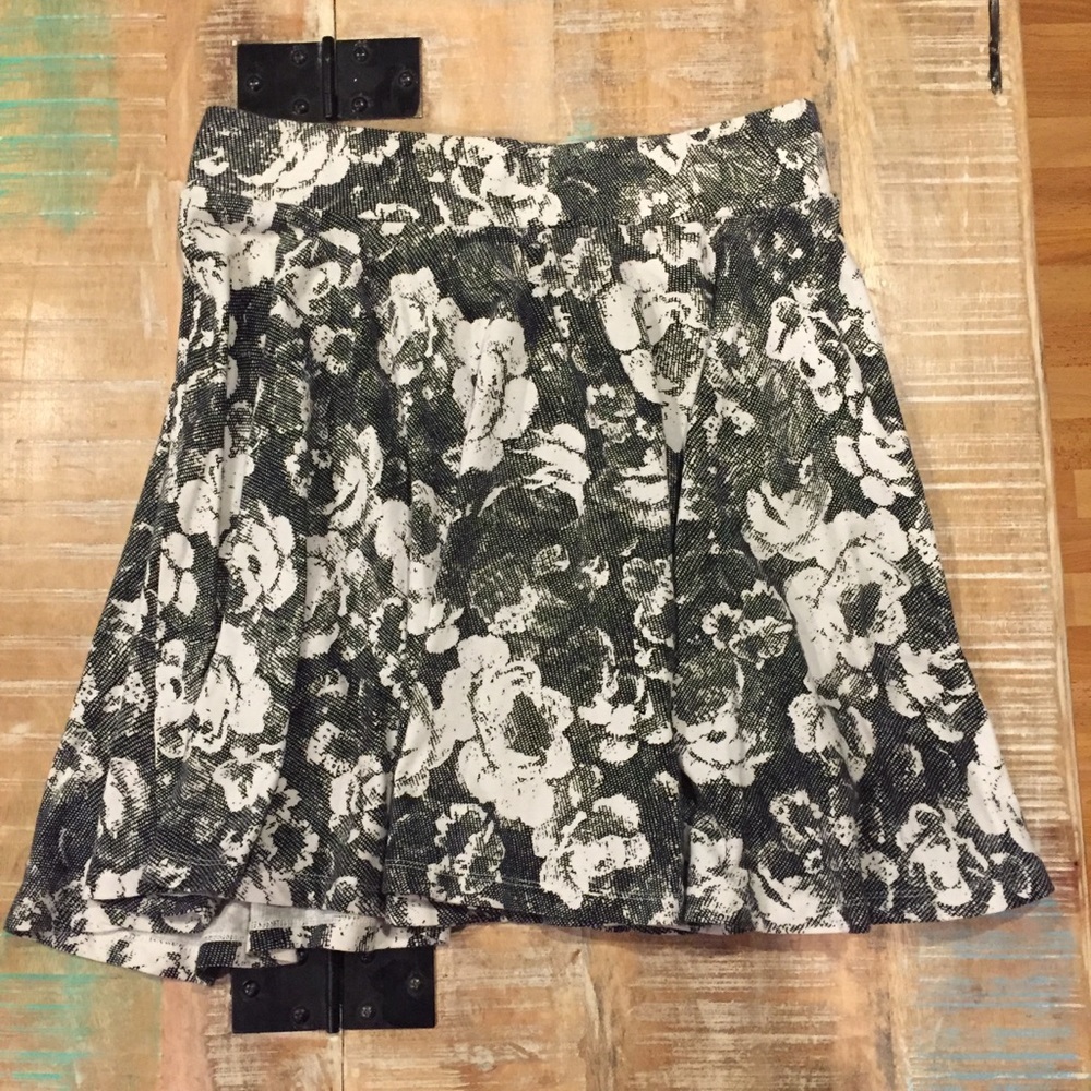 UO Pins and Needles Abstract Floral Skirt medium gray white black
